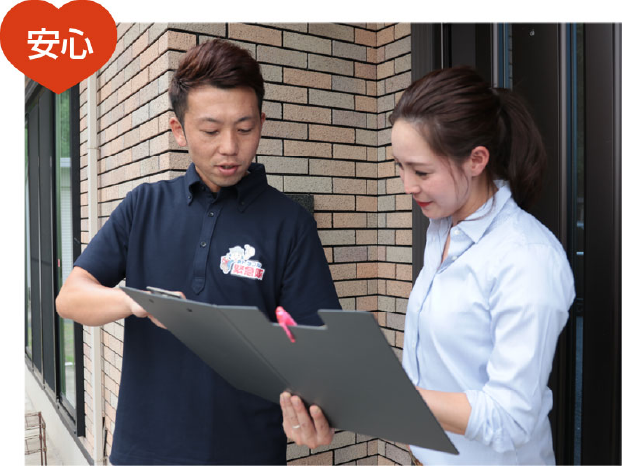 スタッフがお客様をサポートする様子