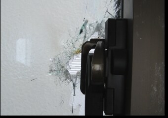 空き巣被害で割られた窓ガラス