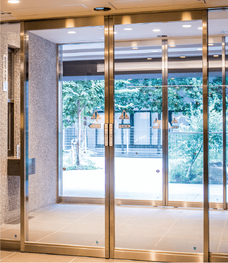 ガラスを多用したマンションのエントランス