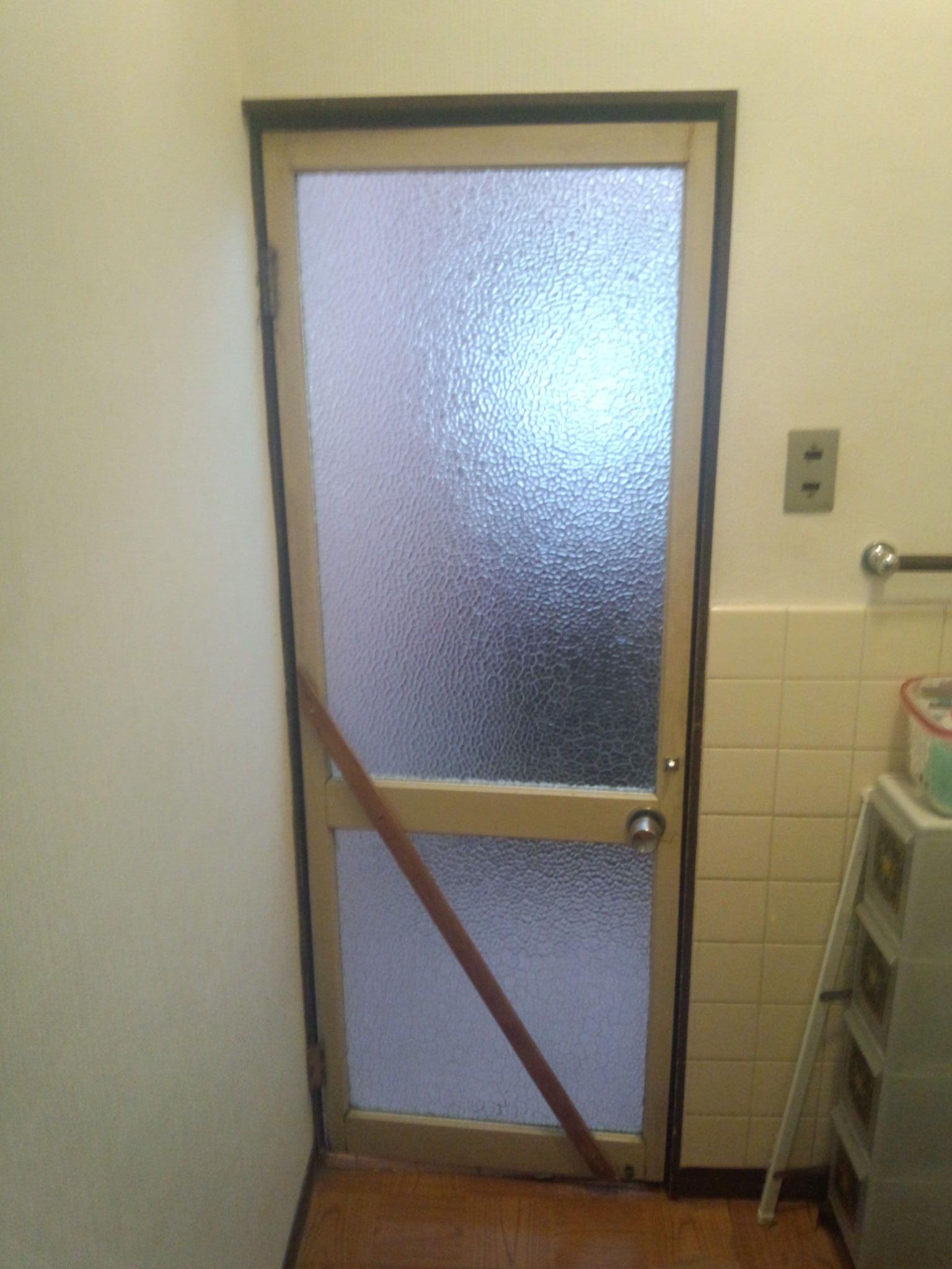 お風呂場で割れた曇りガラスの交換を行いました ガラスの緊急隊